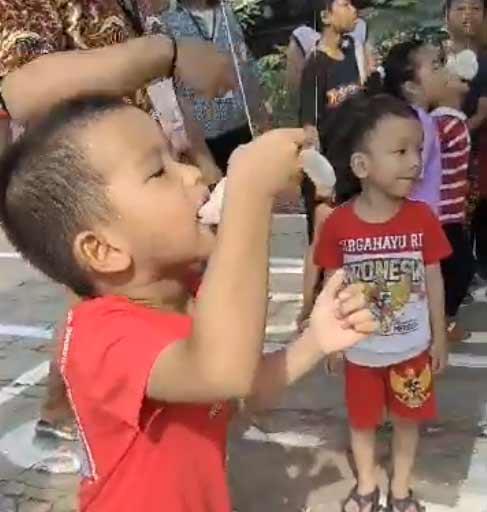 anak lomba makan kerupuk