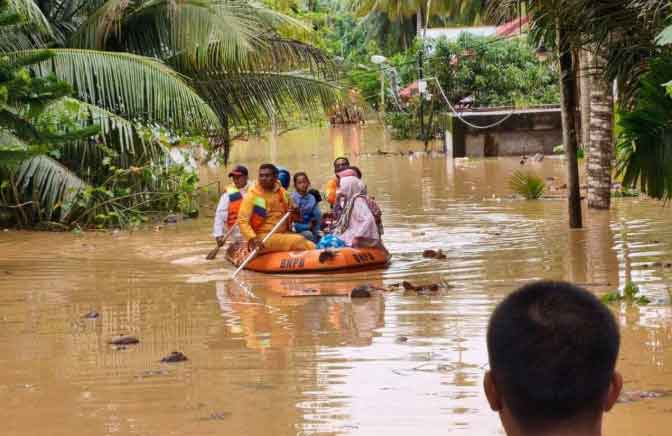 Perahu karet BNPB mengevakuasi korban banjir pulau sumatra